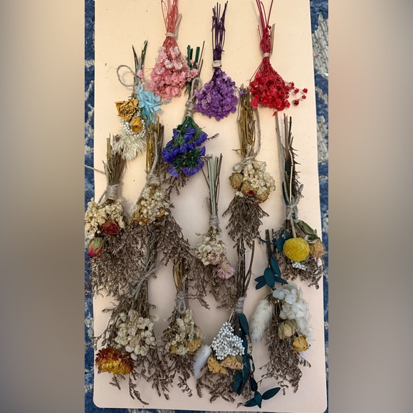Assorted Dried Flower Bouquets. 15 mini flower arrangements - Picture 9 of 10